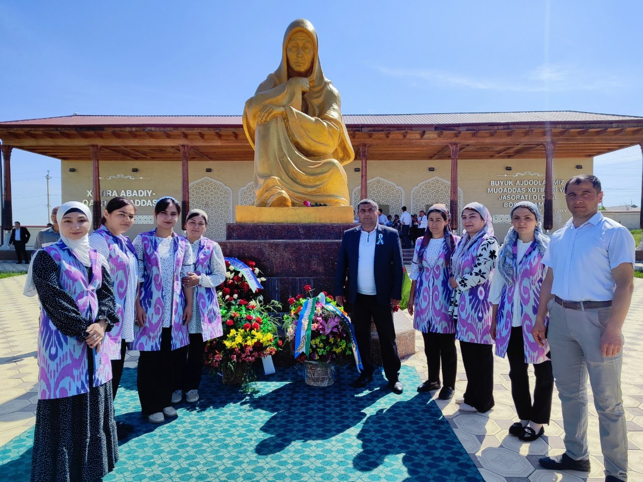 "Motamsaro ona" haykali poyiga gulchambarlar qoʻyildi.