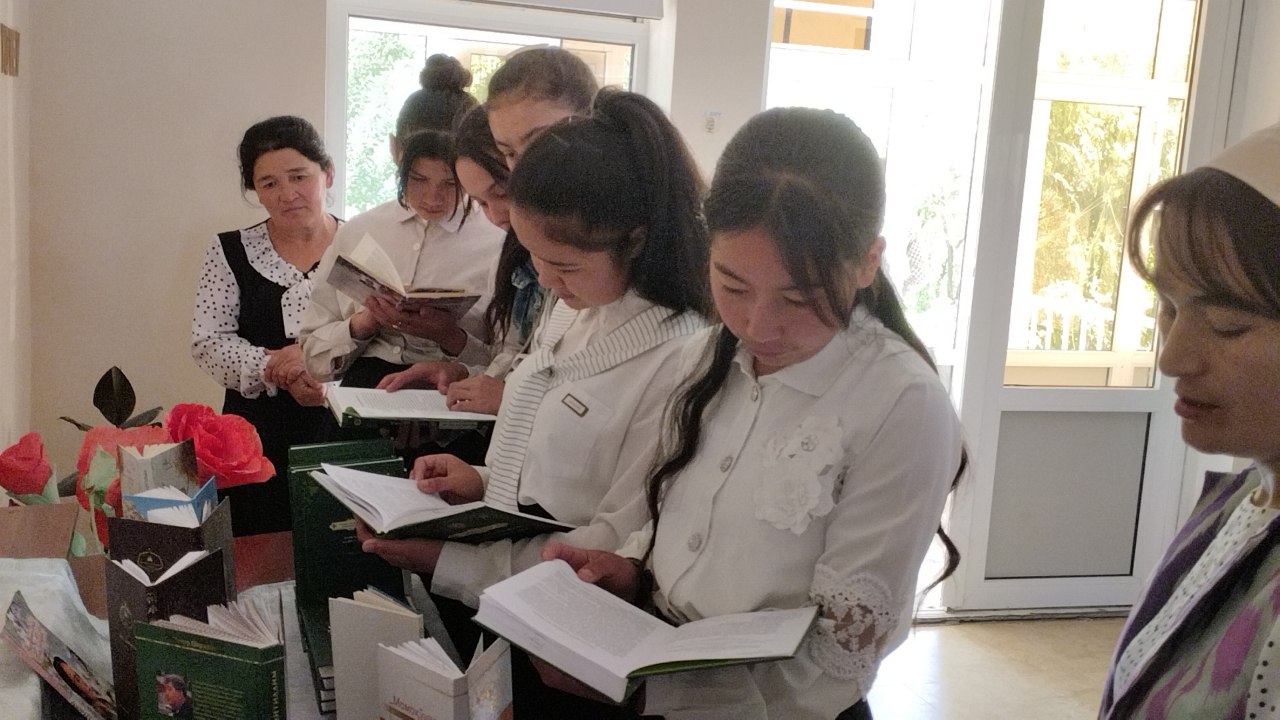 5-sonli umumtaʼlim maktabida kitoblar koʻrgazmasi