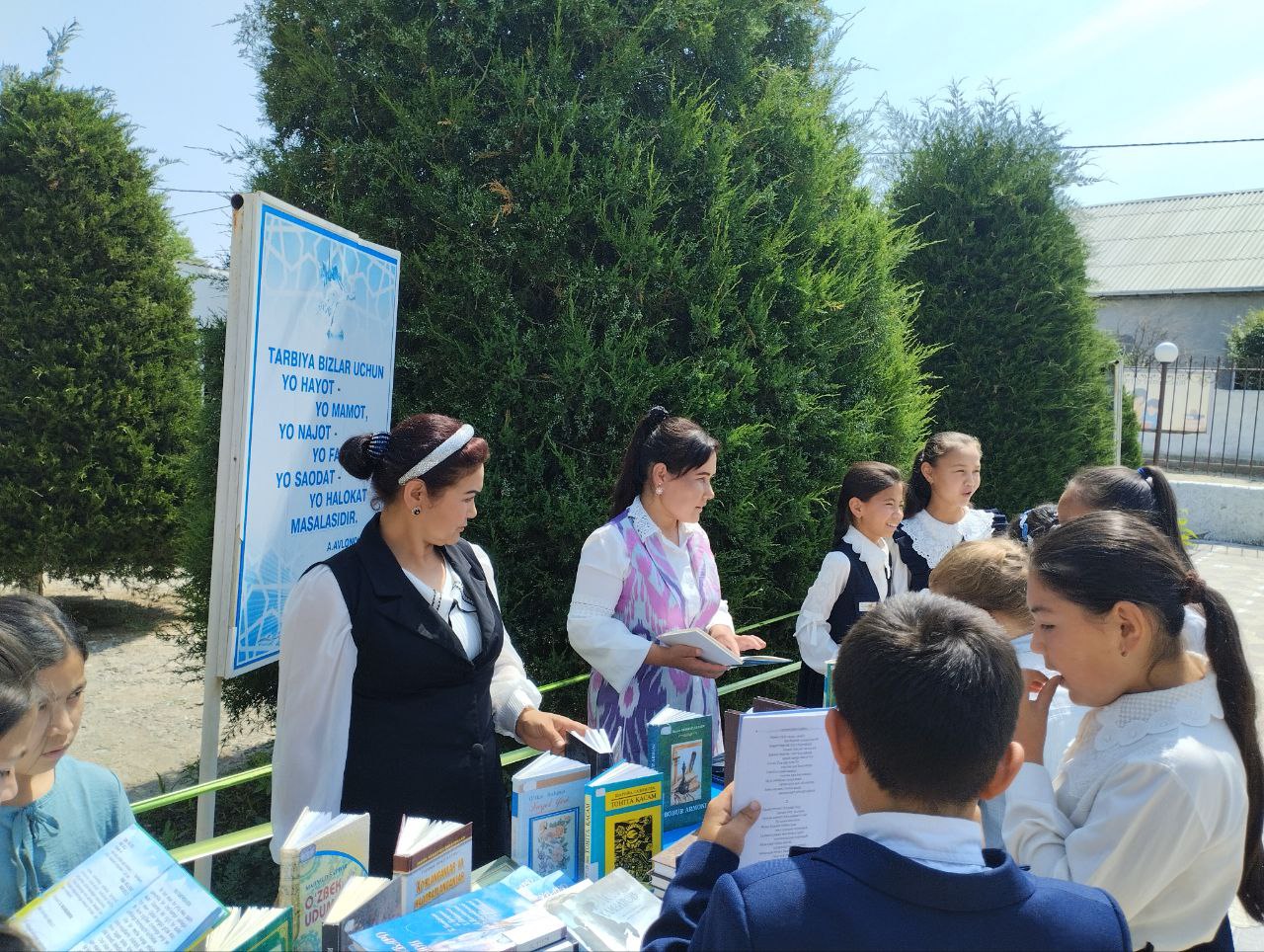 16-sonli umumtaʼlim maktabida kitoblar koʻrgazmasi tashkil etildi.
