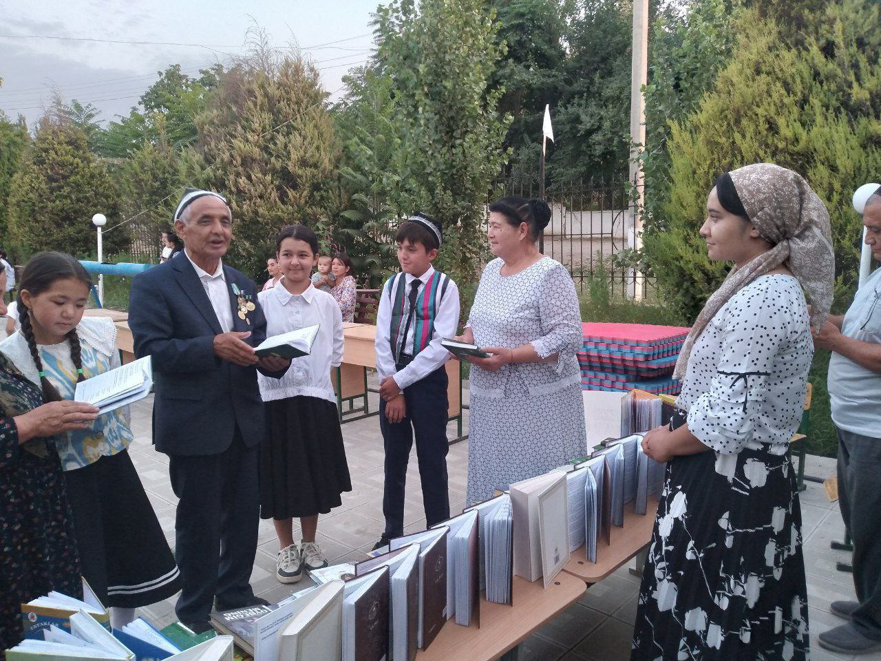 "Baxtli bolalik sharafiga"