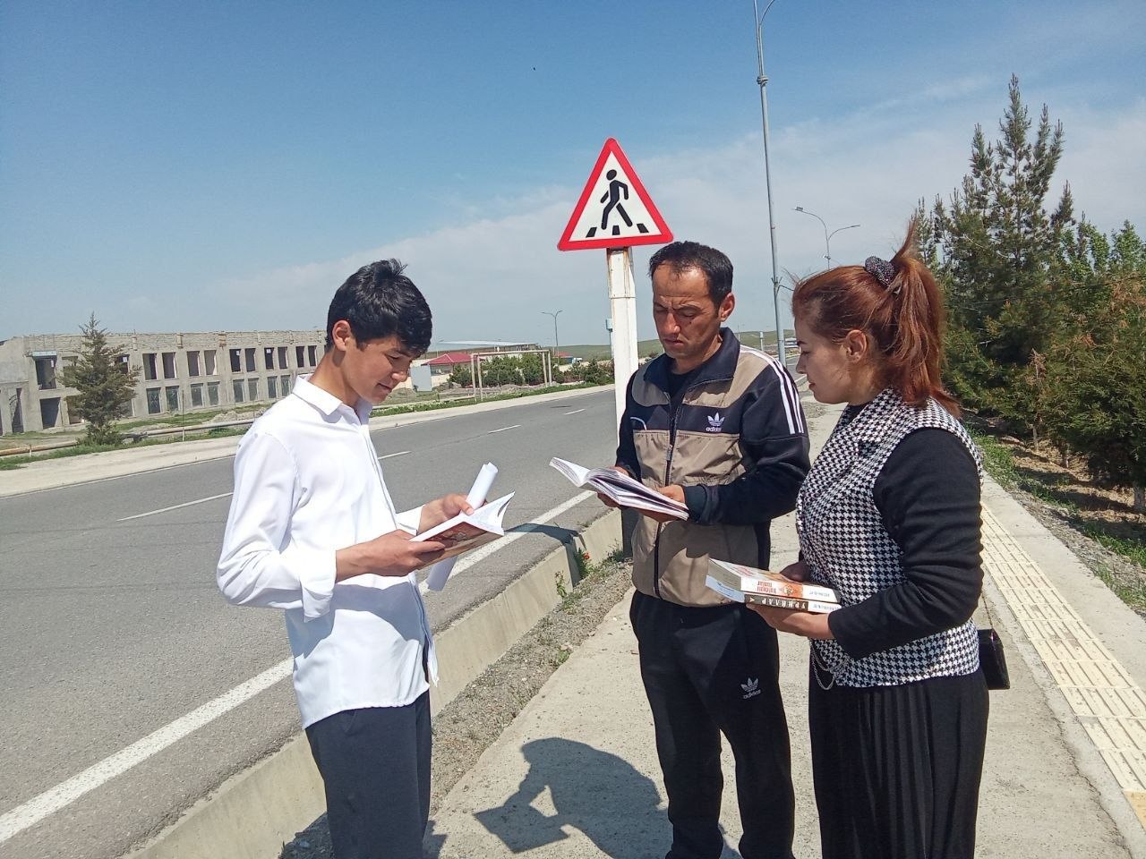 "Yoʻl-yoʻlakay kitob oʻqiymiz" shiori ostida targʻibot