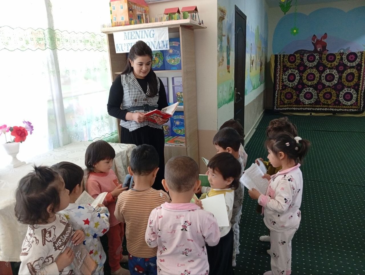 "Ertaklar yaxshilikka yetaklar" shiori ostida jajji kitobxonlarga ertak kitoblar namoyishi o‘tkazildi.